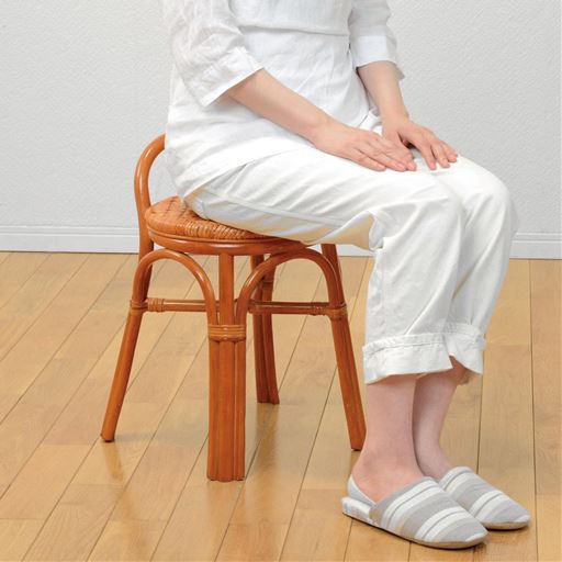 軽く丈夫な天然籐のスツール。2脚組で、来客時にも大活躍。