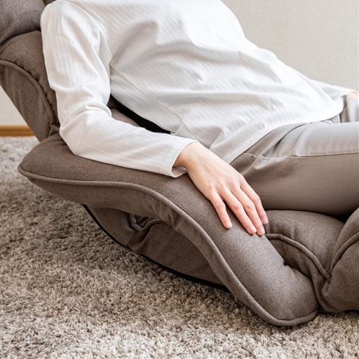 サポートクッションが腰と座椅子の隙間を埋めて腰と背中の疲れを軽減。