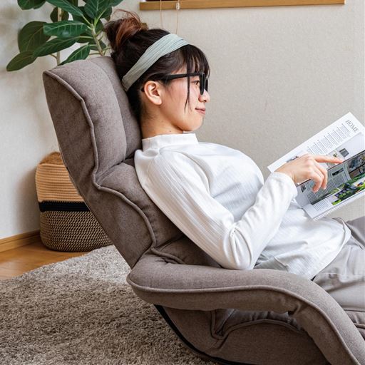 頭をしっかりあずけられるハイバック。ヘッドレストの角度調節でテレビや読書姿勢もラクに。