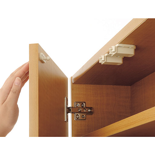 ライトブラウン<br>扉は使いやすいプッシュ式。