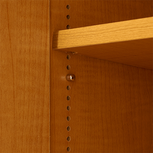 ライトブラウン<br>棚板を支えるダボは金属製で頑丈な造り。