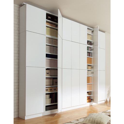 ホワイト ［上置き］左からB・C・A ［本体］左からE・F・D<br>上置きも併用すれば壁一面が収納庫に。