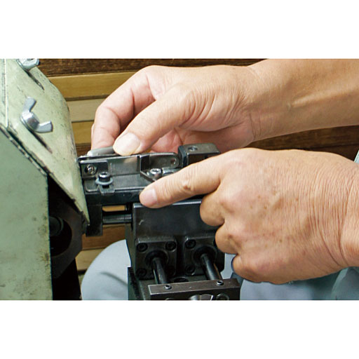 刃付け<br>つめきりの切れ味を左右する刃を研ぐ工程。熟練職人にしかできない技術です。