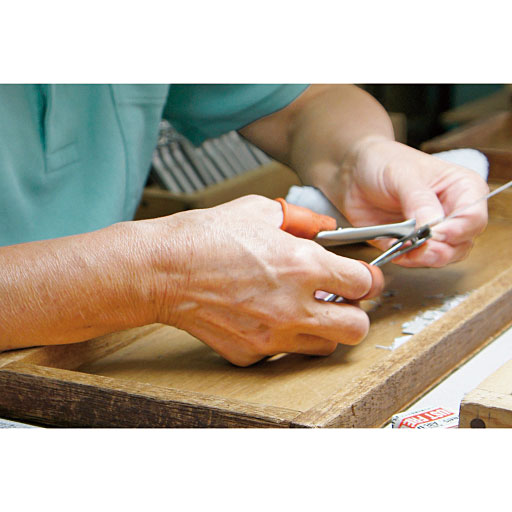 カットテスト<br>紙をカットして研いだつめきり全数をチェック。細かいバランスを見極める重要な工程です。