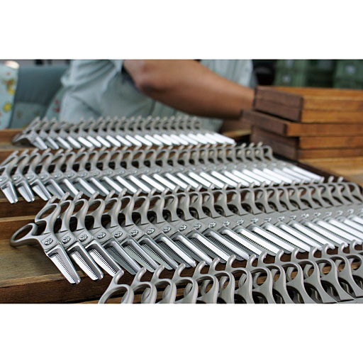 検品体制<br>職人の眼と手でしっかり確かめ、グリーンベルの品質基準をクリアした商品をお届けします。