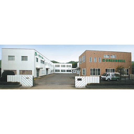 刃物の町、関市の自社工場で切れ味を追求したハサミや爪きり、毛抜きの製造を丹念に行っています。製造に関しては、職人が一丁一丁責任を持って、刃付け・研磨・調整・仕上げを行い、丹念に仕上げています。