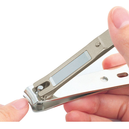 ハンドル裏にくぼみをつけて、力を入れやすいようにしました。軽い力でカットできます。