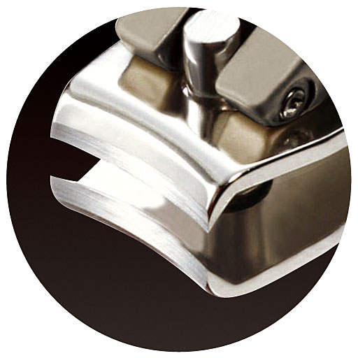 刃部拡大<br>爪に沿う曲線刃仕様<br>また、爪を切るとき(力が加わったとき)に刃がピタッと合わさるように計算(設計)されています。