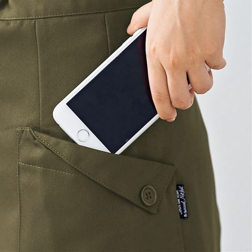 大きめの斜めポケット付きでスマホやリモコン、家事や仕事の道具をスムーズに出し入れできます。