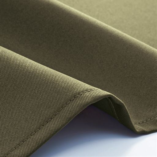 カーキ<br>ハリのある丈夫なツイル素材を使用。