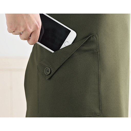 斜めのポケット口で物を出し入れしやすいのが嬉しい!大きめのポケットだから、スマホやリモコン、家事や仕事の道具をスムーズに出し入れできます。