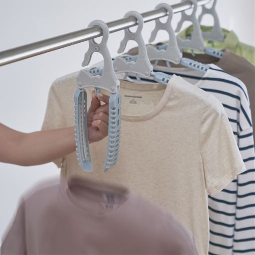 ワンタッチでアームが閉じ、衣類を簡単に取り入れられます