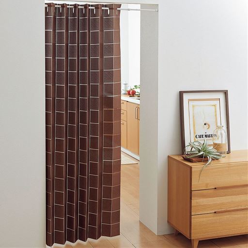 ブラウンB (市松柄) <br>サッと間仕切りできる、パタパタ省エネカーテンです。