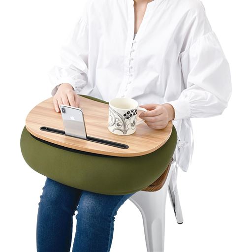 モスグリーン<br>天板に溝があり、スマホやタブレットを固定できるので操作もラクラクです。