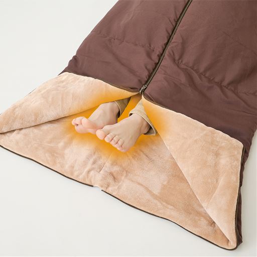 両開きファスナーで足が出せます。