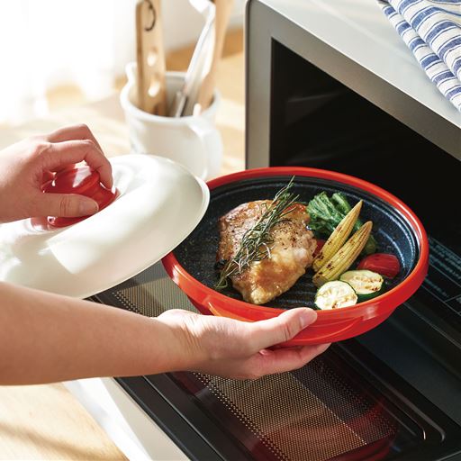 レッド<br>レンチンで300℃以上の高温調理ができる! 電子レンジ専用調理器「レンジメートプロ」です。