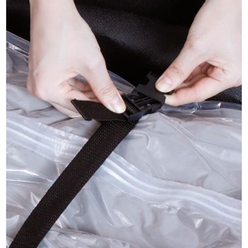 ふくらみを抑えるベルト付き。