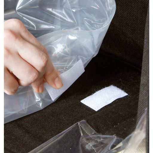 ケースの底にある面テープで圧縮袋を固定。