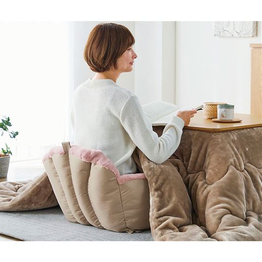 こたつと一緒に使用することでより暖かく。<br>※自立はしますが、もたれることはできません。