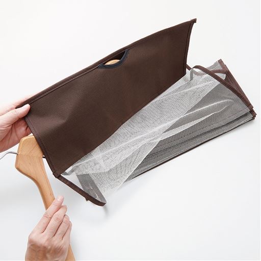 取付が簡単ハンガーフック付きで、クローゼットの隙間を有効活用。