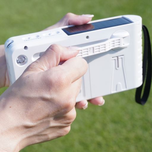 すぐに電源・電池を確保できない場合は、本体ハンドルを手動で回転させることで、内蔵充電池への充電を行えます。