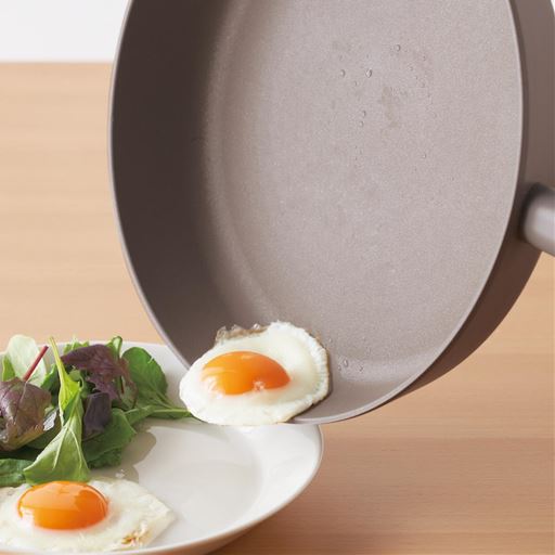 熱伝導率が良くこげつきにくいので、目玉焼きや焼き加減が難しいホットケーキも、少ない油できれいにスルン!ヘルシー時短料理にもぴったりです。