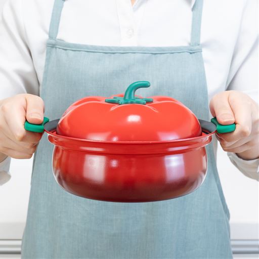 アツアツのお料理も運びやすい耐熱のシリコンハンドルカバー。<br>※調理中・直後はミトンをご使用ください。