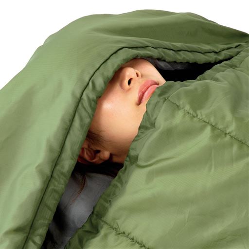 顔が隠れる大きなフード