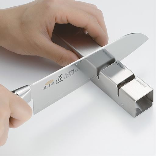 往復させるだけで簡単に研げる! 燕三条の職人が手がけた「匠 ロールシャープナー」です。