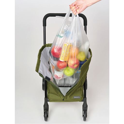 前面がファスナーで開くから荷物の出し入れがラク。