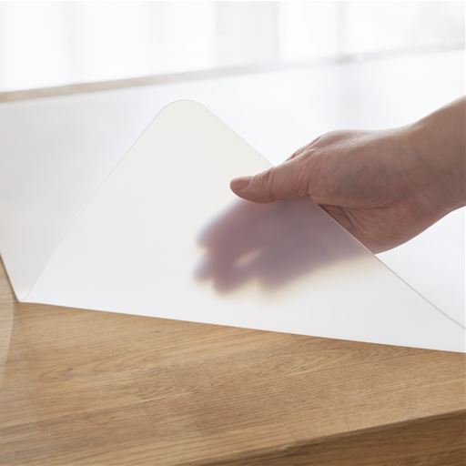 厚さ約2mm。適度なクッション性があるので調理中の音の軽減になります。