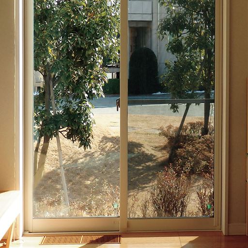 日中の室内から外の景色を楽しみながら直射日光の眩しさを軽減。