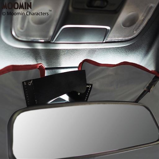 スリットでミラーを避けて付けられます。