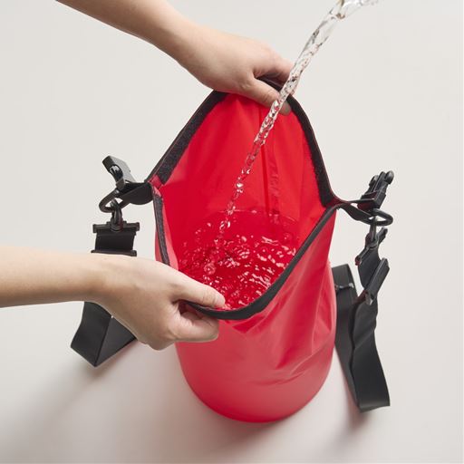 いざというときには水を溜めて背負えます。(水は約12L入ります)