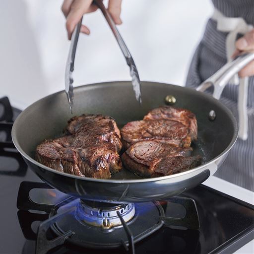 強火調理OK! 高温で調理ができて蓄熱性が高いから素材のうまみをギュッと濃縮し、お店のような味わいがご家庭で楽しめます。