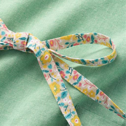 しっかり固定できる前結びタイプ。