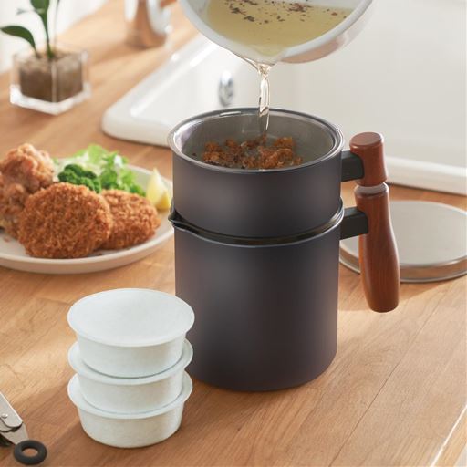 ブラック<br>一気に濾せる人気のオイルポットがリニューアル!