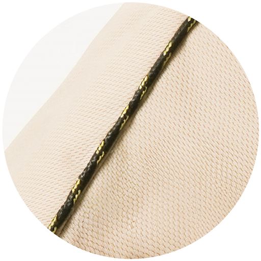 つば両サイドに黄色と黒の「警戒色」ひも付き