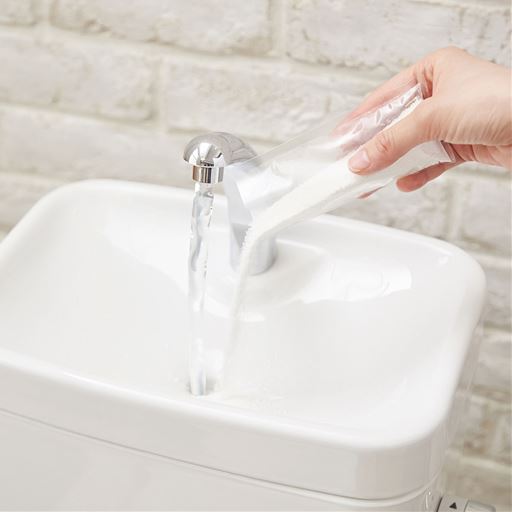 カンタン入れるだけ! トイレタンクの洗浄剤です。
