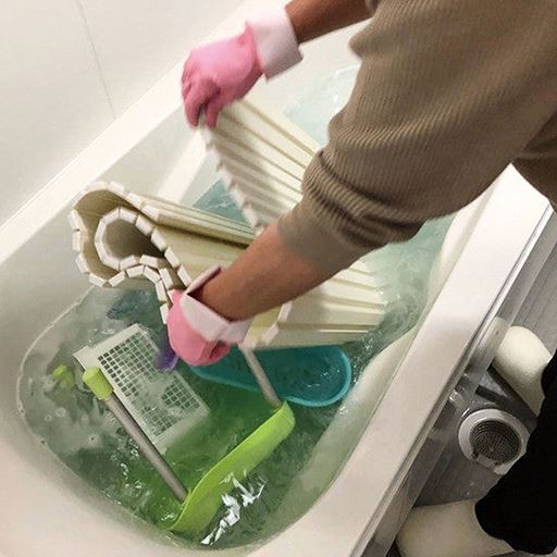 残り湯に風呂フタ、洗面用具などを入れて