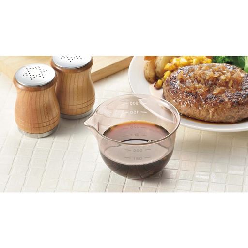 注ぎ口と目盛り付きで、ソースやドレッシングを混ぜ合わせ、そのまま料理に注げます。