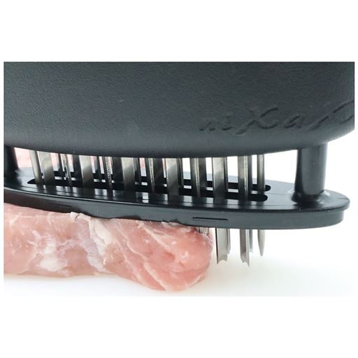 ガイドピンでまな板を守る! 刃先より少し長いガイドピンが両端についています。スジ切りをした際にガイドピンが先にまな板に当たるため、刃先がまな板に当たりにくくなっています。