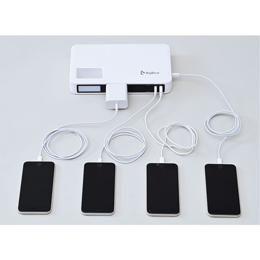 スマートフォン最大4台に同時充電可能!大容量30,400mAh