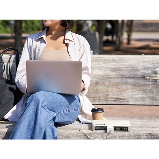 急速充電対応の付属アダプターでパソコンも充電可能