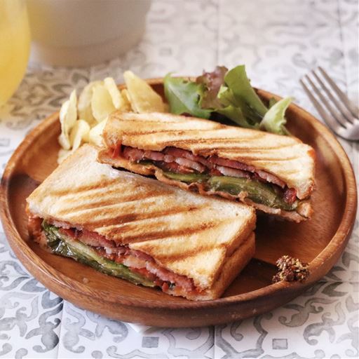 アレンジいろいろ♪ジューシーなベーコンと野菜のBLTホットサンド♪