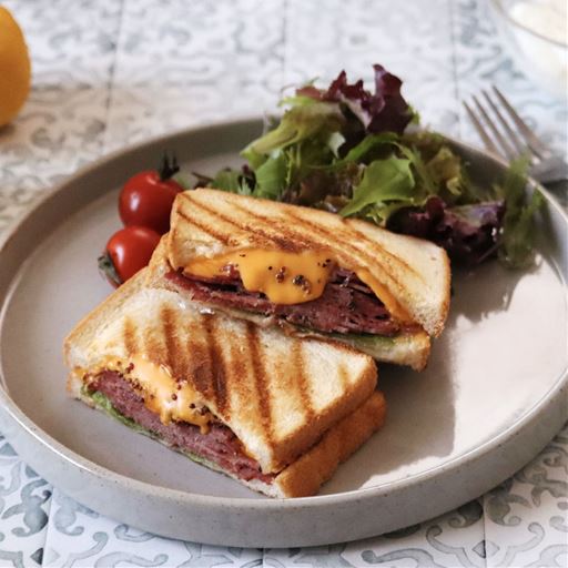 粒マスタードがアクセント!パストラミビーフのホットサンド♪