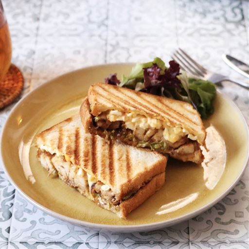 照り焼きチキンのボリュームたっぷり幸せホットサンド♪
