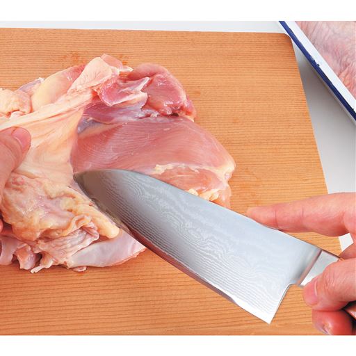 三徳包丁使用例<br>刃身の薄さと切り込む鋭角な仕上げは驚きの切れ味に。繊維の多い肉にも気持ちよく刃が切り込みます。