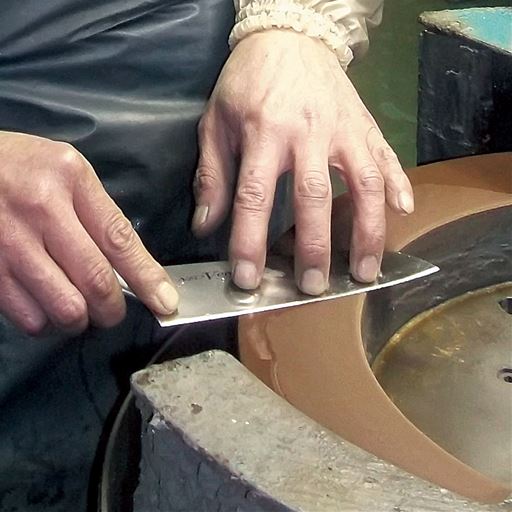 ひとつひとつ水研ぎで仕上げ。 もっとも重要な研ぎは職人が手先の感覚と目視で「本研(ほんとぎ)仕上げ」を行うことで、刃先がより鋭角になり、食材に入りやすく鋭い切れ味が生まれます。