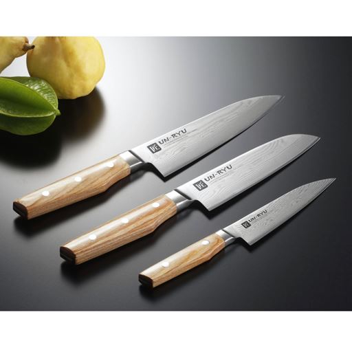 (奥から)三徳包丁・ミドル三徳包丁・ペティナイフ